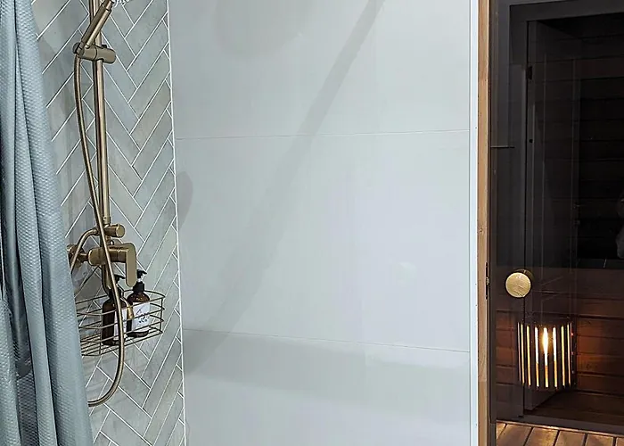 Mere - Private Yard, Sauna And Pet Friendly *